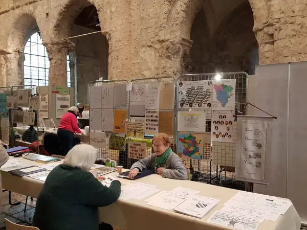 Des bénévoles présentent les archives des Yvelines en ligne état civil et des arbres généalogiques.