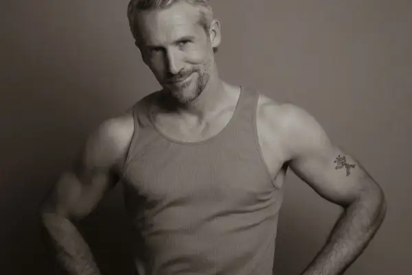 Homme musclé en débardeur, tatouage sur le bras. On se demande quel est le richard pigois date de naissance.