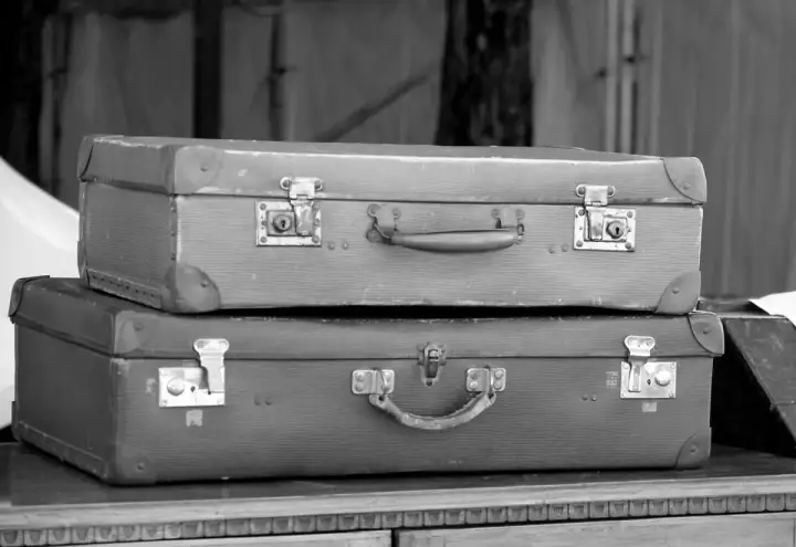 Deux vieilles valises empilées, évoquant les voyages et l'histoire de qu'est ce que Ellis Island.